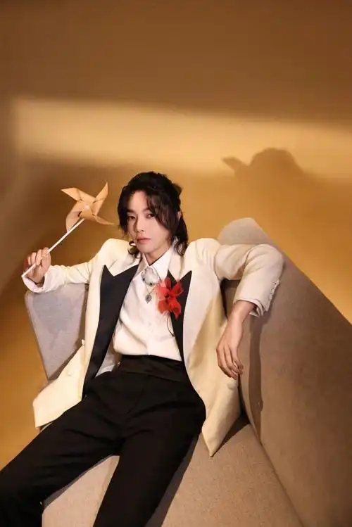 华晨宇男歌手发型统治区##华晨宇泪痣妆