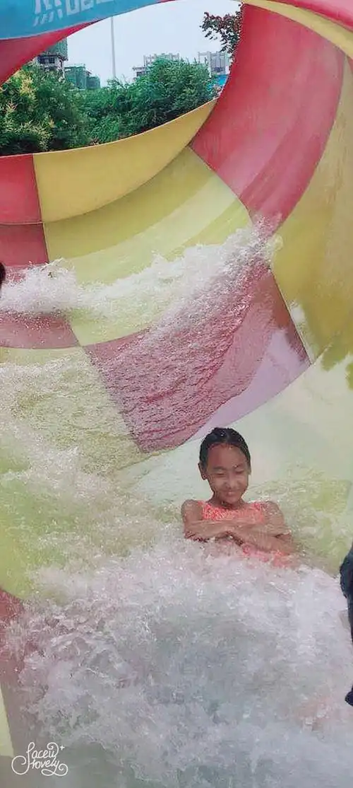 尝试小龙卷风的滑梯