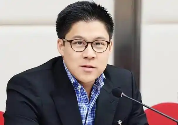 霍启刚与郭晶晶结婚后,就一路高歌猛进,不但在公司里身居要位,还准备