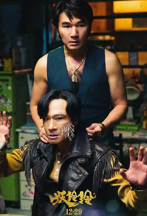 当这对古惑仔拿着刀冲出去的时候,响起了陈小春那首金曲《乱世巨星》