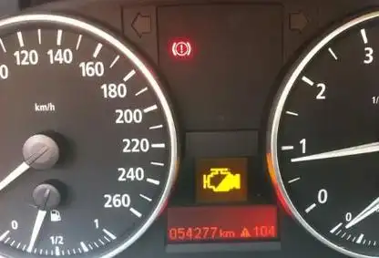 发动机亮黄灯怎么回事还能开吗