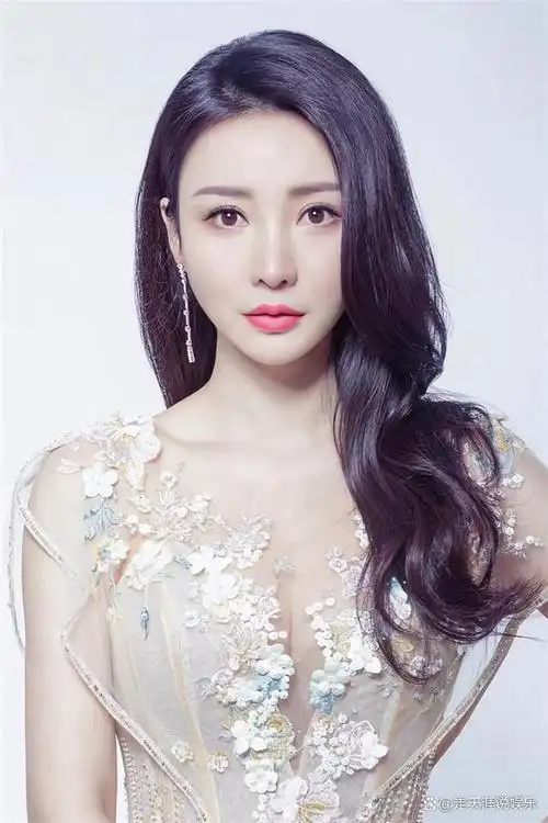 提起柳岩,想必很多人都知道,她是一位性感的女演员加主持人!