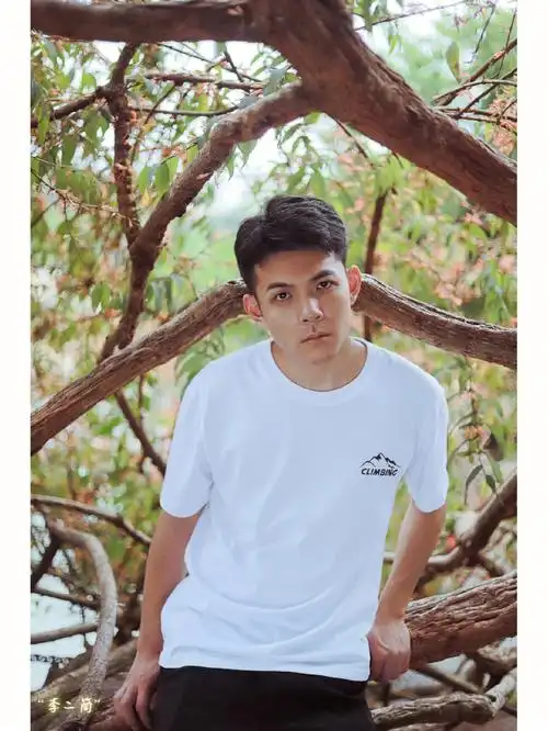 这算我拍的第二组男生写真 67尽量不要拍的修得太女性化