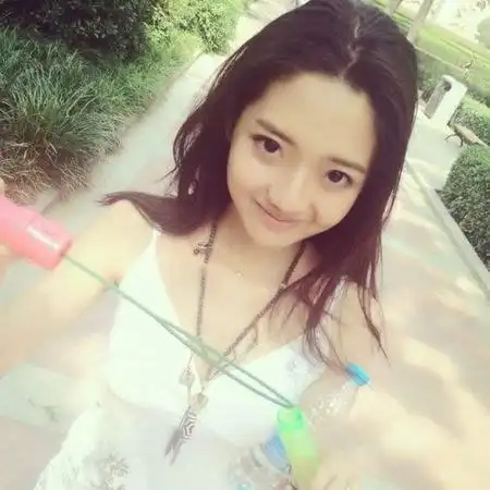 网红风啦~小姑娘自己开了个网店,据说效益还不错~找了个非主流男朋友