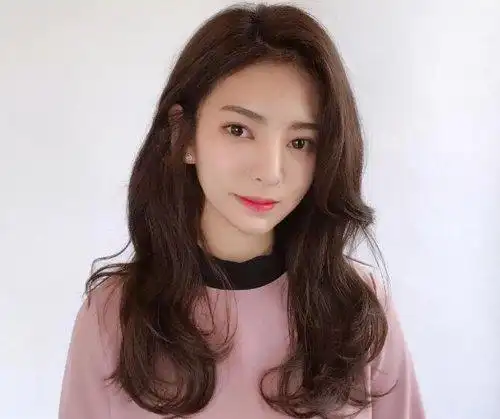 发型的30岁女士,脸型也不小,为了让自己看起来优雅甜美,又不失气质