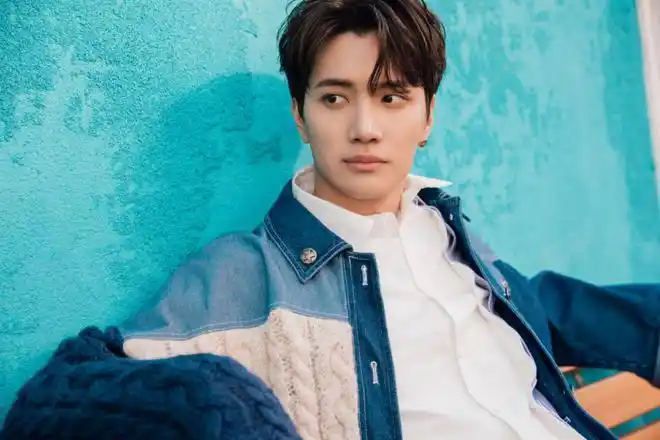 小五金恩圣现身首尔时装周看秀造型全曝光