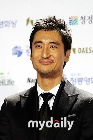 韩星申贤俊28日飞赴美国有望进军好莱坞图