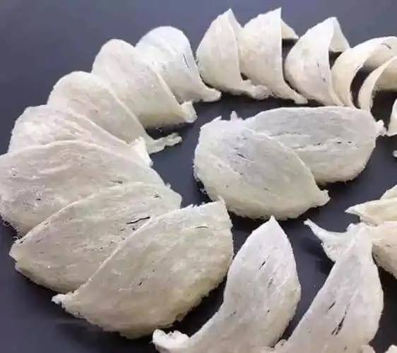 燕条:压碎或者从燕盏剪出来的,呈条形状的燕窝.