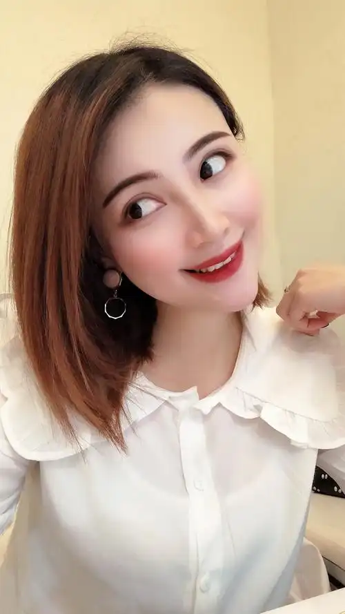 4年前就已经开始各种关注微笑唇了～ 虽然说ab的网红脸一看就网红