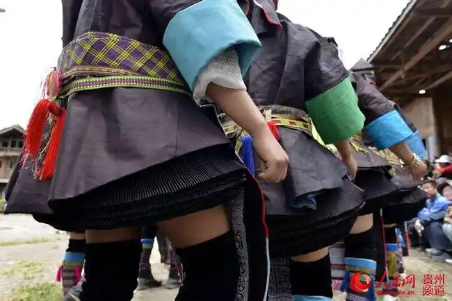 空申苗寨穿超短裙跳芦笙舞的苗族妇女.