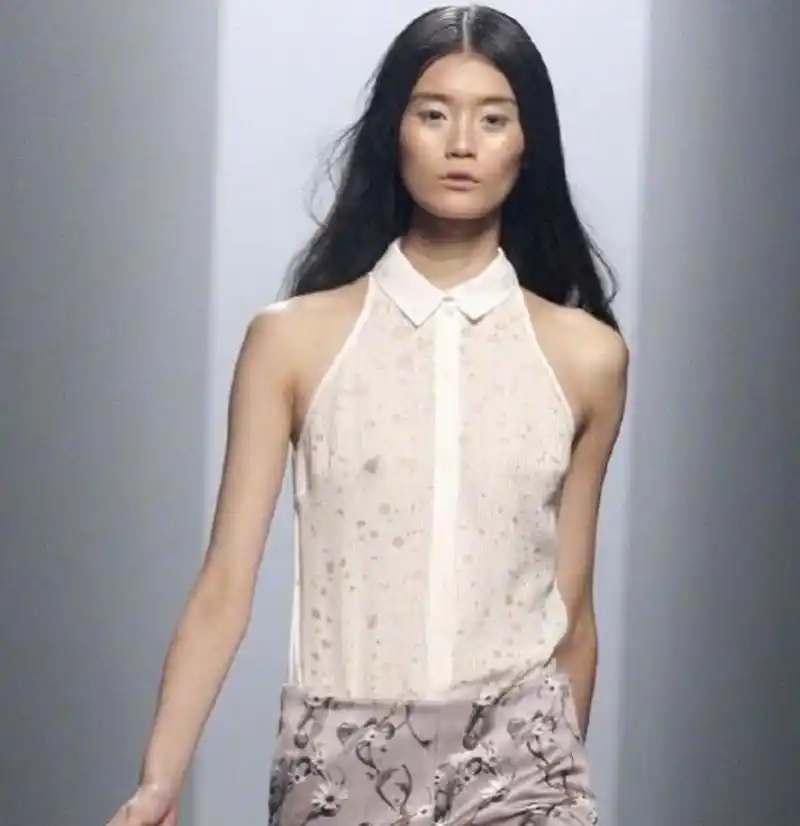 考古奚梦瑶老照片,以前的脸型好方啊.