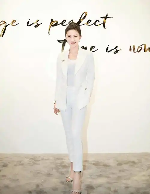 原创杨子姗厉害了穿一件白色的西装外套搭配长裤时髦迷人