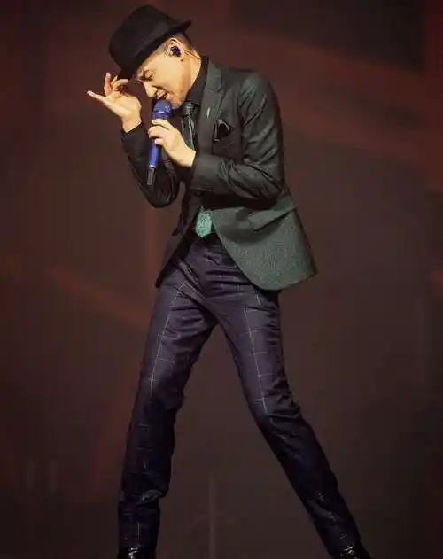 62岁张学友在台上意外摔倒!已连续2晚头晕,唱片公司急报平安_腾讯新闻