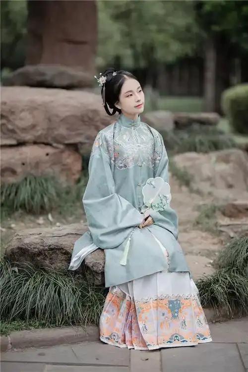 古装汉服时期美女图片大明少女最期待过冬的一群富婆