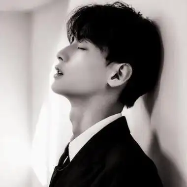 好看阳光帅气男生头像真人剪刀手的戴耳机的