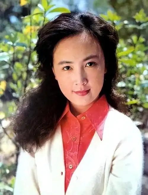 赵静:与丈夫恩爱45年零绯闻,如今66岁直面衰老,比刻意扮嫩更美