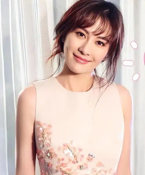 官宣结婚43岁叶璇晒婚纱照无名指戴婚戒牵神秘男子引猜测