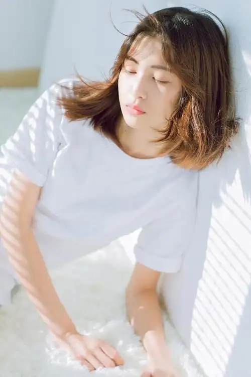 日系t恤简洁短发清新少女写真