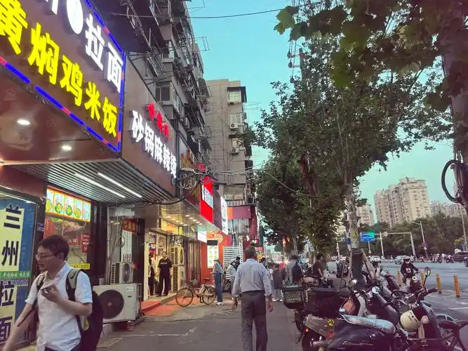 (转让) 秦淮区白下路70平沿街门面人流量全天!周边写字楼住宅配套成熟