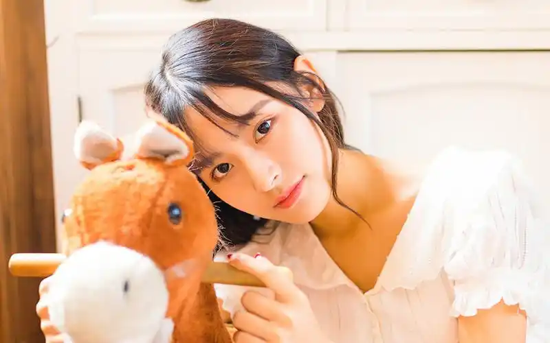 治愈系白裙美女清新养眼居家写真桌面壁纸