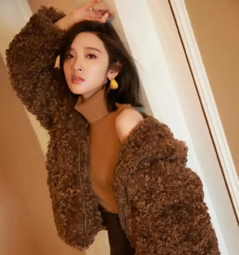 唐艺昕最新美拉德穿搭共享,像浓浓的巧克力糖消融在了冬日暖阳里