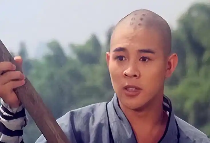 61岁李连杰现身拉萨,再获寺庙特别招待,两女儿素颜出镜让人眼前一亮