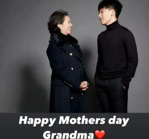 19岁陈尊佑晒与奶奶合照侧颜帅过爸爸陈坤