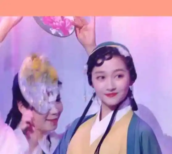 关晓彤重新演绎"你叉叉",华晨宇在身后伴舞,两个字让关晓彤瞬间破功