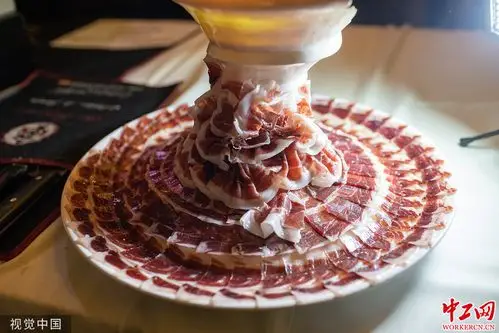 西班牙举办切火腿大赛选手花式玩转火腿拼盘