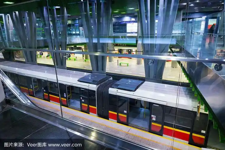 华沙公共交通-现代地铁站