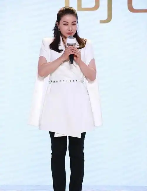 还别说,郭晶晶这种大骨架的身材穿上旗袍也是很有韵味,黑色的色调可以