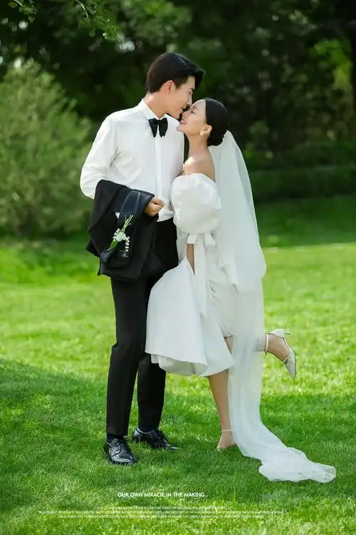 孟帅样片摄影的婚纱摄影作品《草地清新》