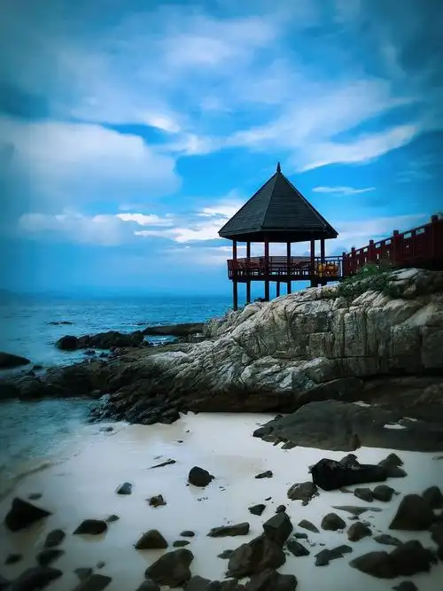 因为一个美丽的传说蜈支洲岛又被称为情人岛你可以零距离接触情人岛