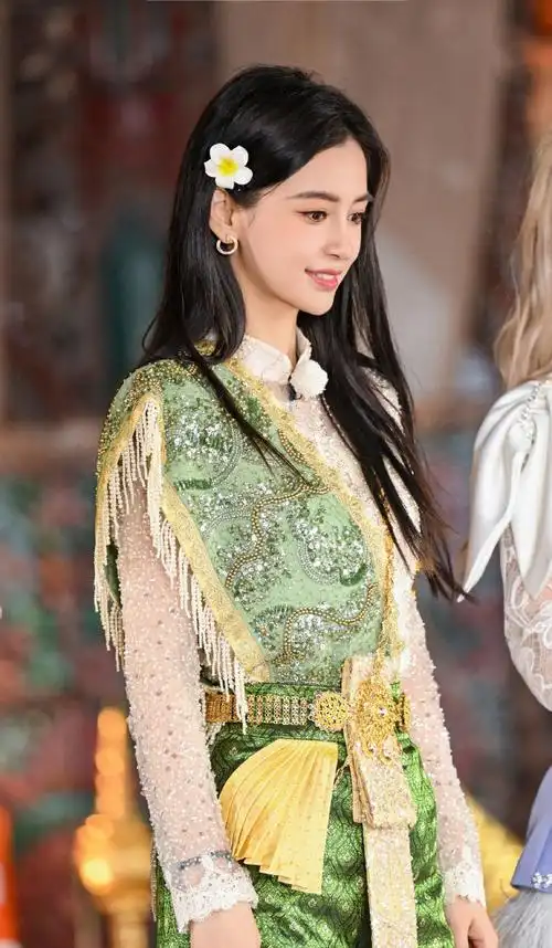 angelababy超话·#angelababy鸡蛋花头饰#·#奔跑吧#与泰兰德的夏天不