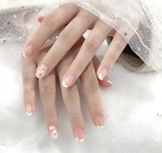 法式一直是美甲界里永恒的经典 随着每一年的花样升级 法式也越来越