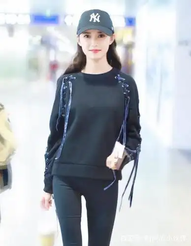 陈钰琪这身卫衣配一步裙的裙装搭配很适合在春夏之际穿.