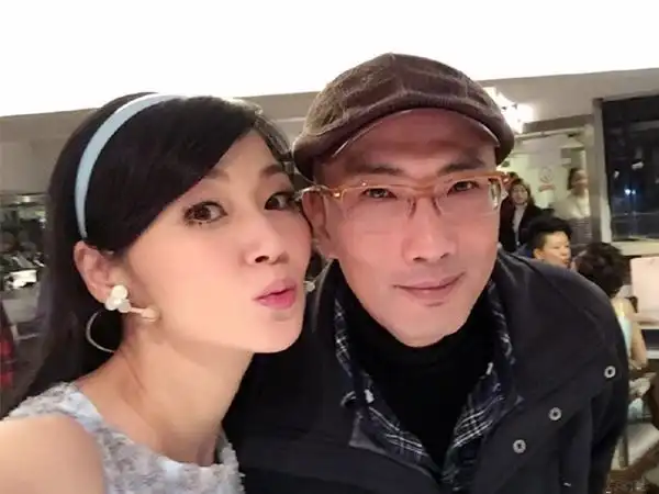 万绮雯移居内地,还在浙江当地开了一家民宿,虽然因为工作原因,与老公