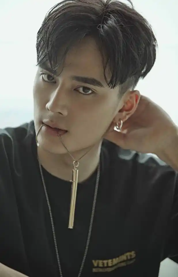 高旻睿最新写真大片曝光太阳系少年成长进行时