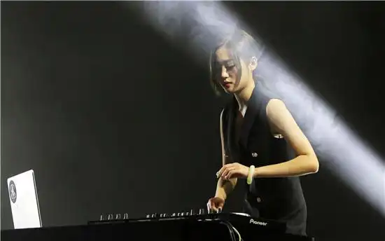 派对现场美女dj打碟图片