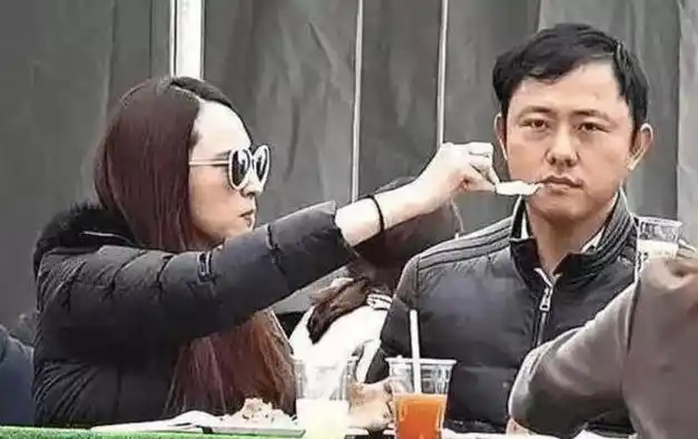 45岁吴佩慈带四个孩子现身深圳,别笑,当年万幸没要纪晓波的名分