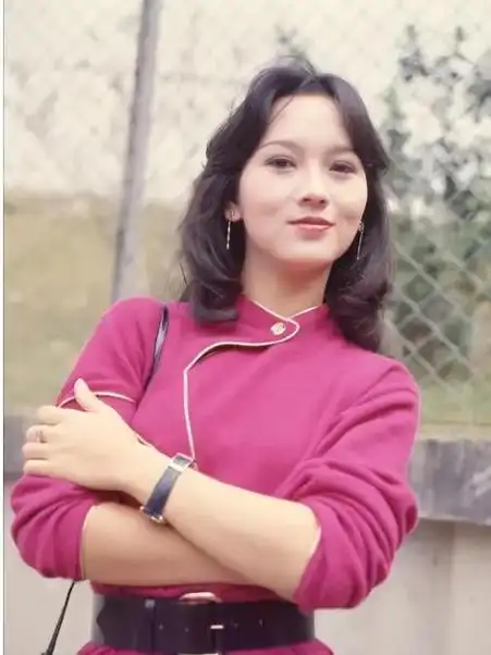 赵雅芝在社交账号上发布了这条动态,配图是一组她在江南的写真.