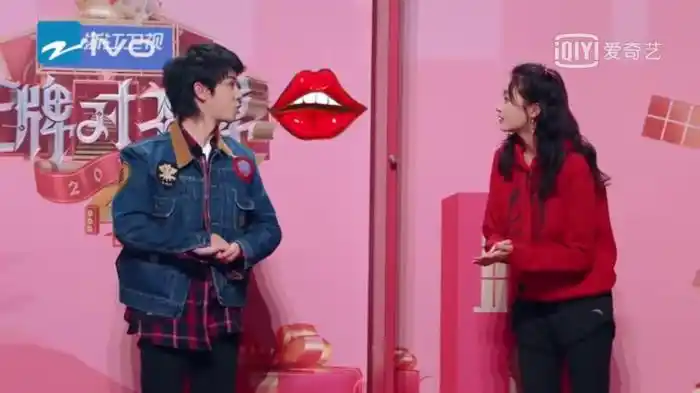 华晨宇亲关晓彤的时候华晨宇亲关晓彤