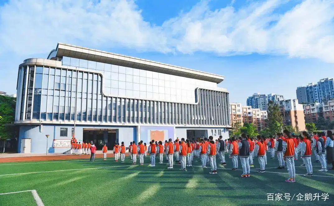 成都市泡桐树中学,位于三环内青羊区金沙片区同怡横街298号,学校属"