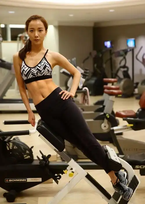 【健身】健身女神王珞丹秀腹肌