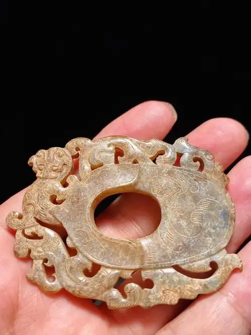 汉和田玉籽料沁色鸡心佩螭龙纹韘形珮