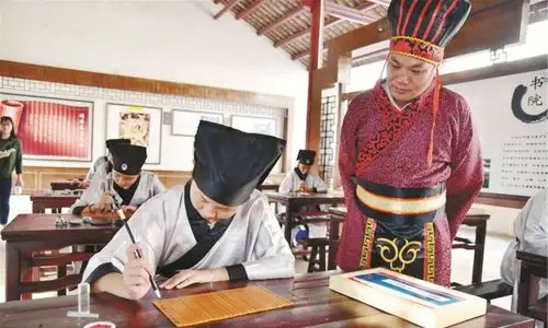 退休老人领工资比上班的年轻人还高,你们怎么看?