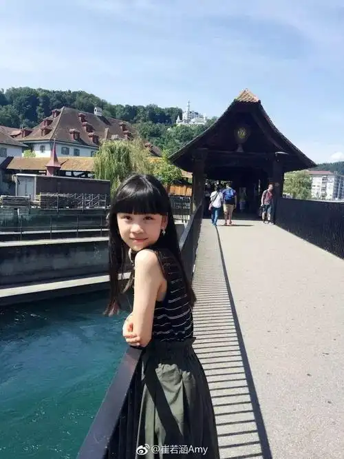 5岁就接拍了37个广告!还有人说她是那英"女儿"