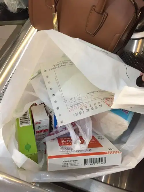 4楼 一堆药,退烧贴家里一大堆