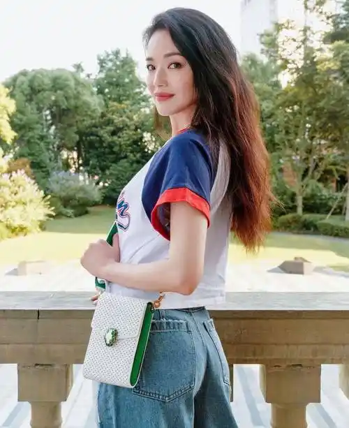 46岁舒淇背宝格丽小q包超逆龄明明代言服装逆天长腿更抢镜