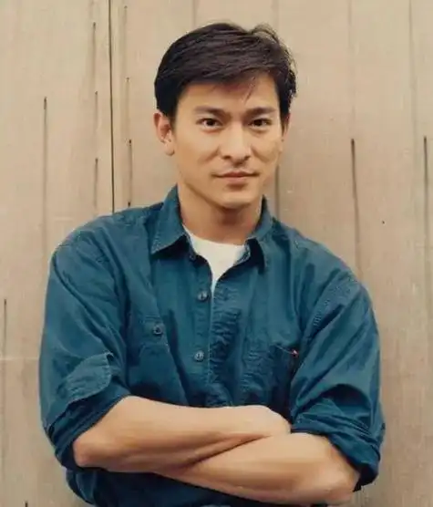 直到刘德华17岁那年进入无线培训班,成为艺人,后来成为天王,一家人